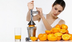 Выжимать апельсиновый сок