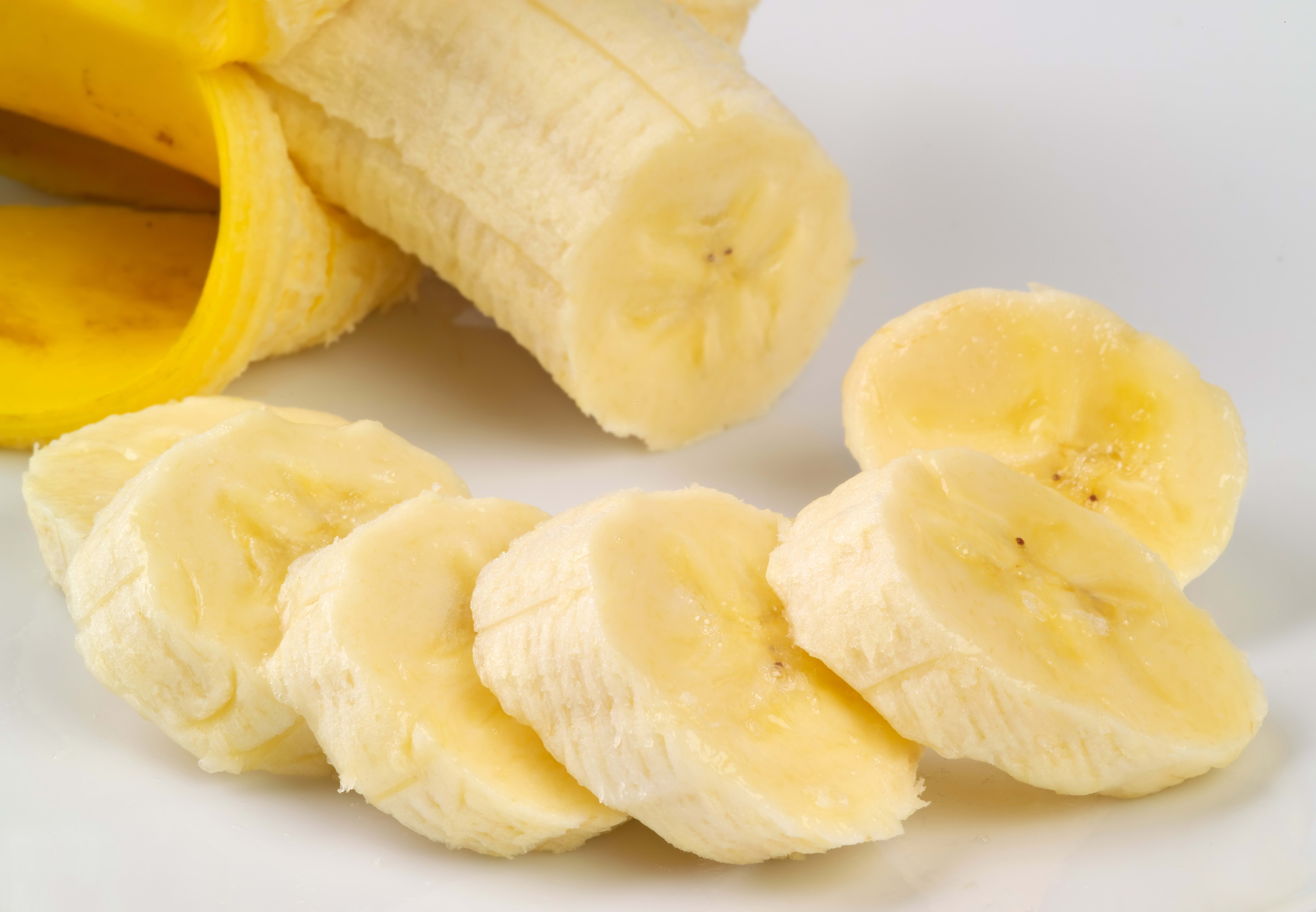 Бананы можно при грудном вскармливании новорожденного. Банан порезанный. Банан нарезанный. Мякоть банана. Нарезанные кусочки банана.