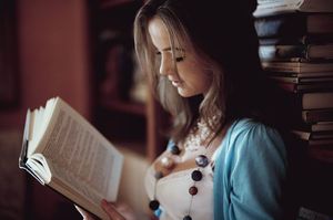 Девушка читает книгу