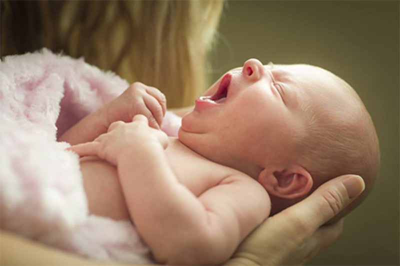 Держать на руках новорожденного мальчика во сне